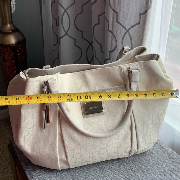 Calvin Klein White Logo Jacquard Size 12L x 18W - Picture 4 of 16